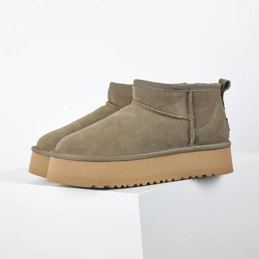 Pick up locally 💰440 The core recommendation is good price E4 UGG Thick-soled short style Zhou Dongyu and Wang Yibo's same series Xiaohongshu popular model Henan Longfeng leather production Cashmere insole is a very suitable choice for keeping warm in winter when going out and at home. In the new year, uug launched a style series, which is partially geared towards the preferences of young consumers and has also been at the forefront of fashion trends. Shoe body material UGGPURE™ implanted wool insole Lightweight non-slip and comfortable rubber outsole With brand LOGO and complete packaging Size: 35 36 37 38 39 40
